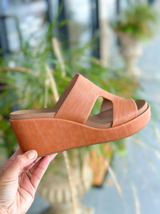 Pucker Up Wedge in Cognac Smooth