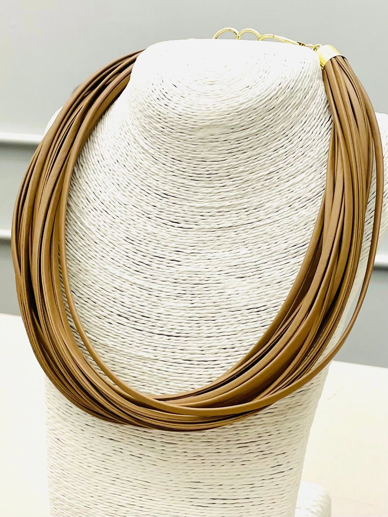 Chic Leatherette Strand in Dark Taupe