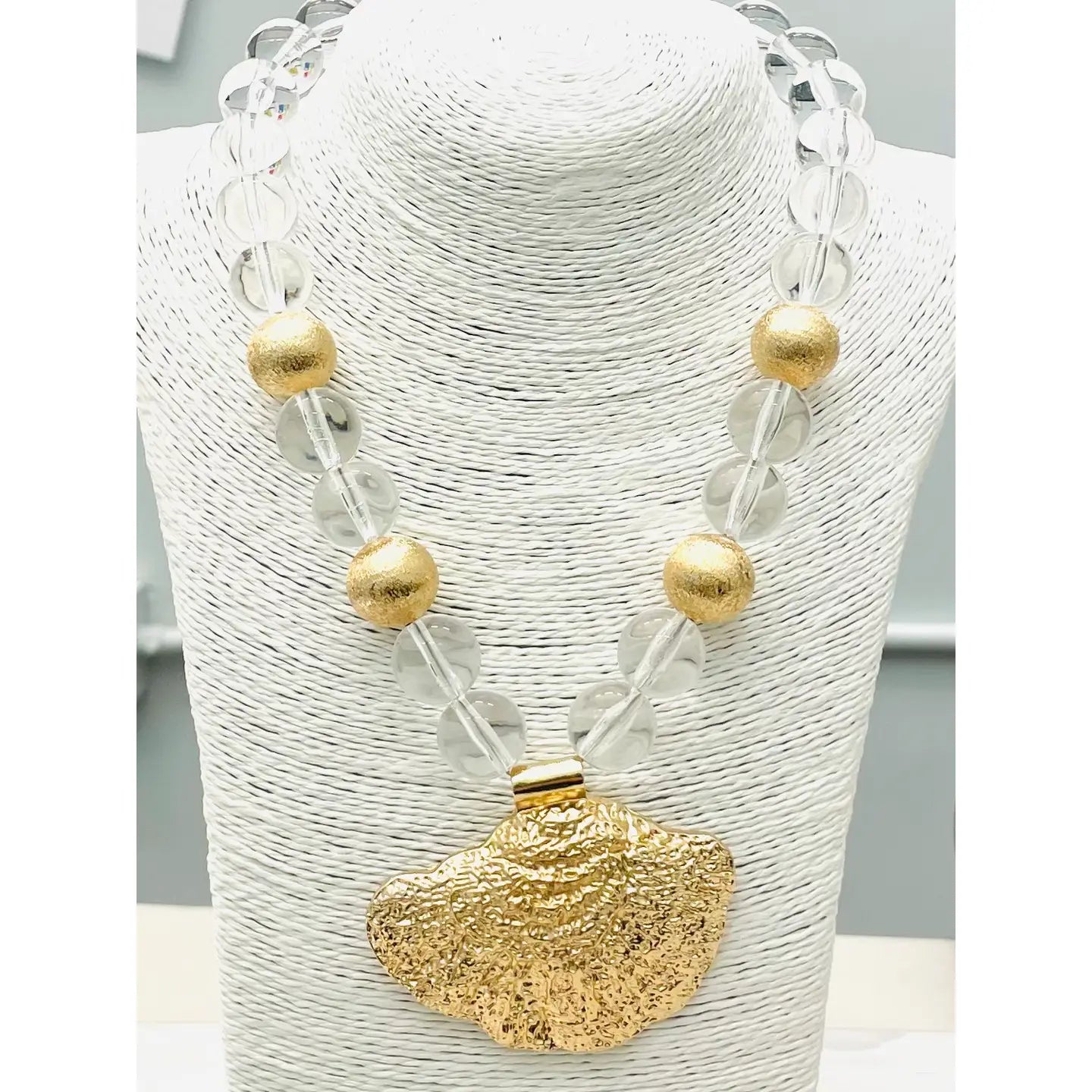 Chic The Shell Necklace in Gold/Clear