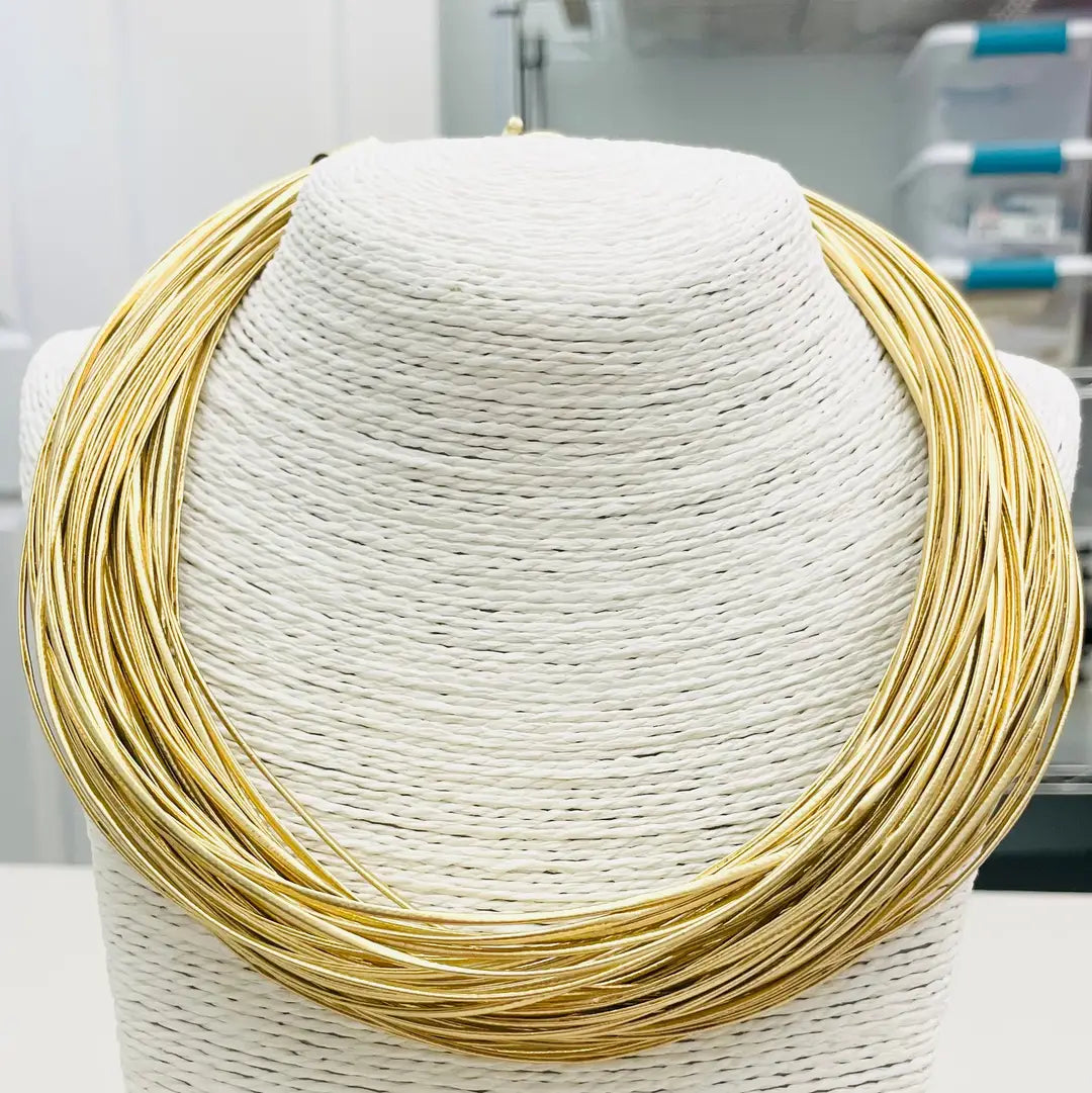 Chic Leatherette Strand in Gold