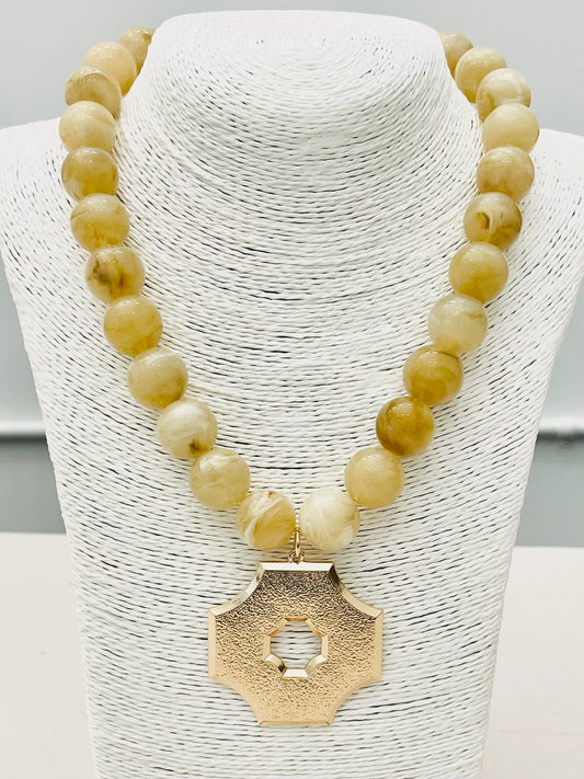 Chic Pendant Beaded Necklace in Marble Sand