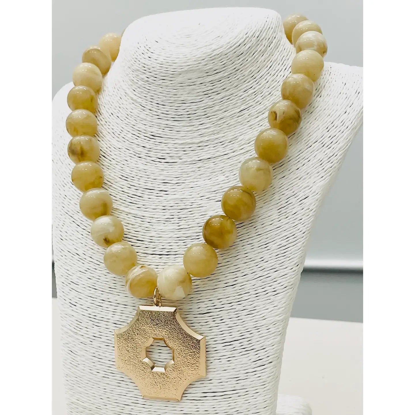 Chic Pendant Beaded Necklace in Marble Sand