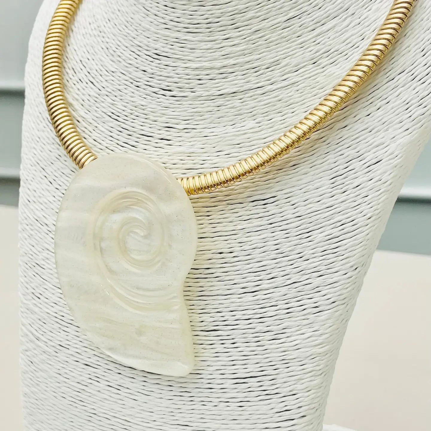 Chic White Seashell Collar Necklace