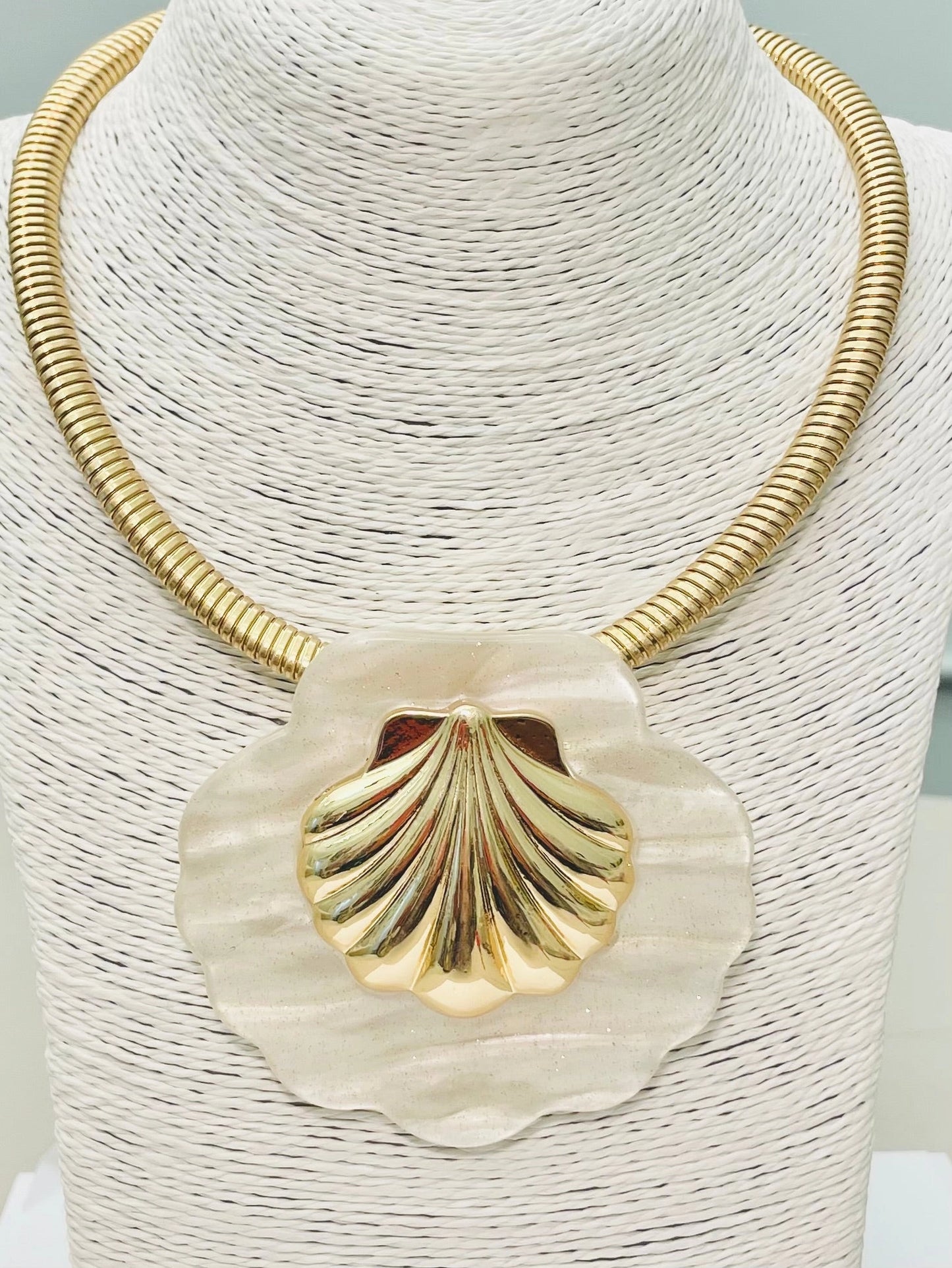Chic White/Gold Shell Collared Necklace