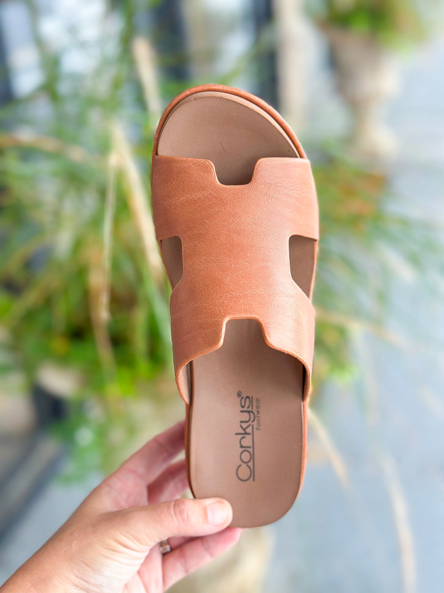 Pucker Up Wedge in Cognac Smooth