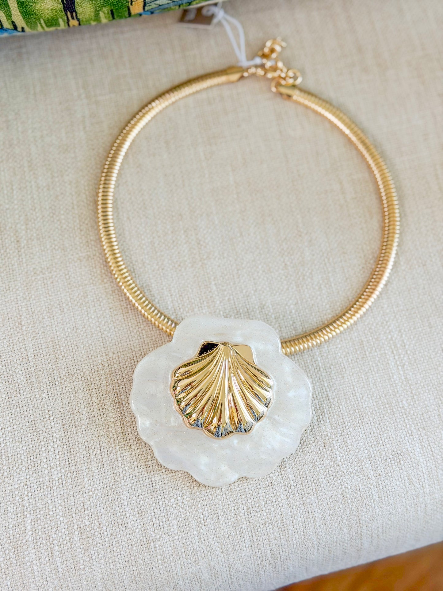 Chic White/Gold Shell Collared Necklace