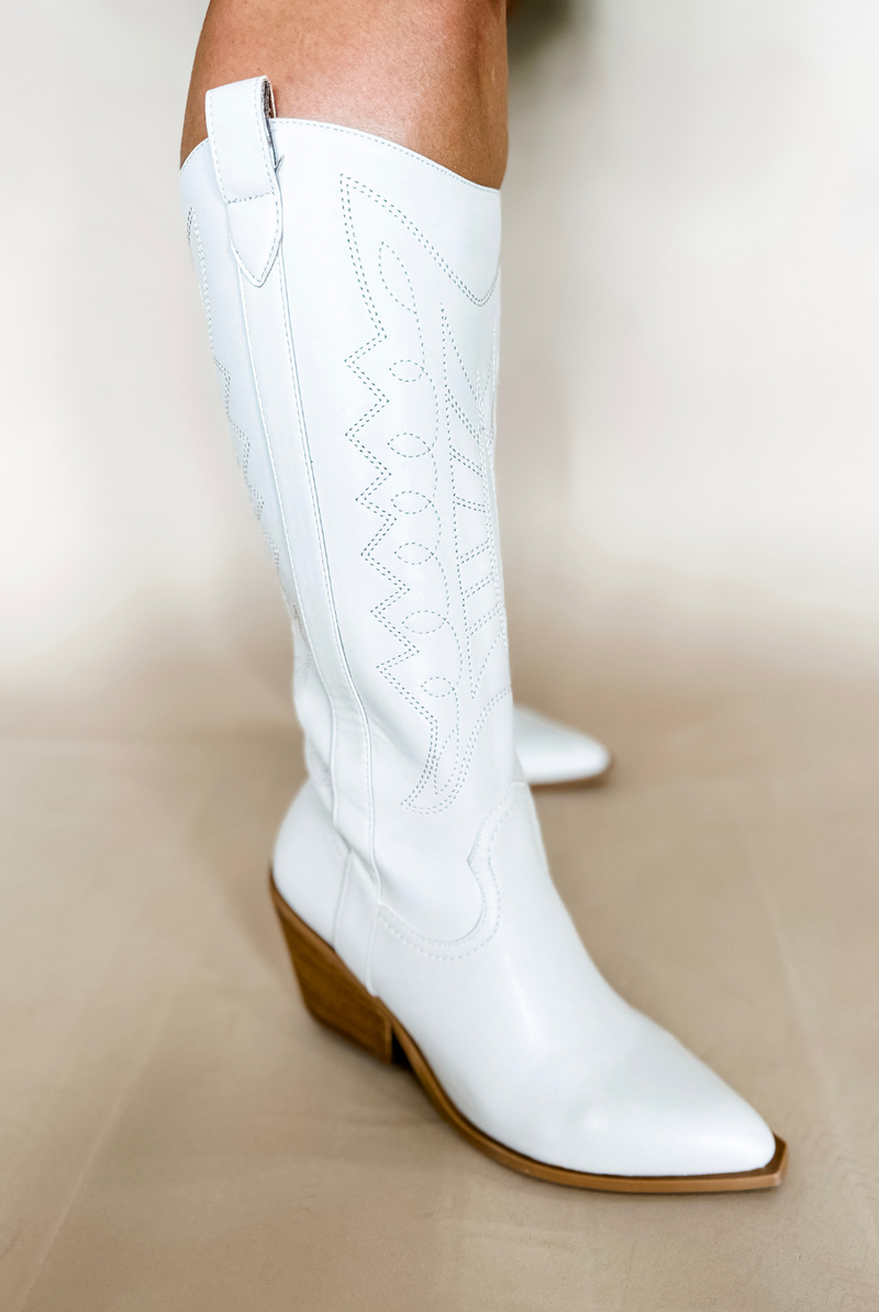 Howdy Boots in Winter White WIDE CALF Plantation 59