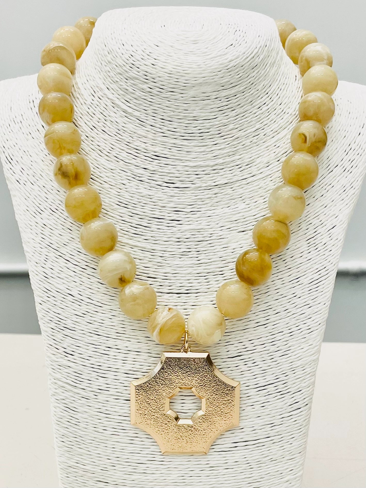 Chic Pendant Beaded Necklace in Marble Sand
