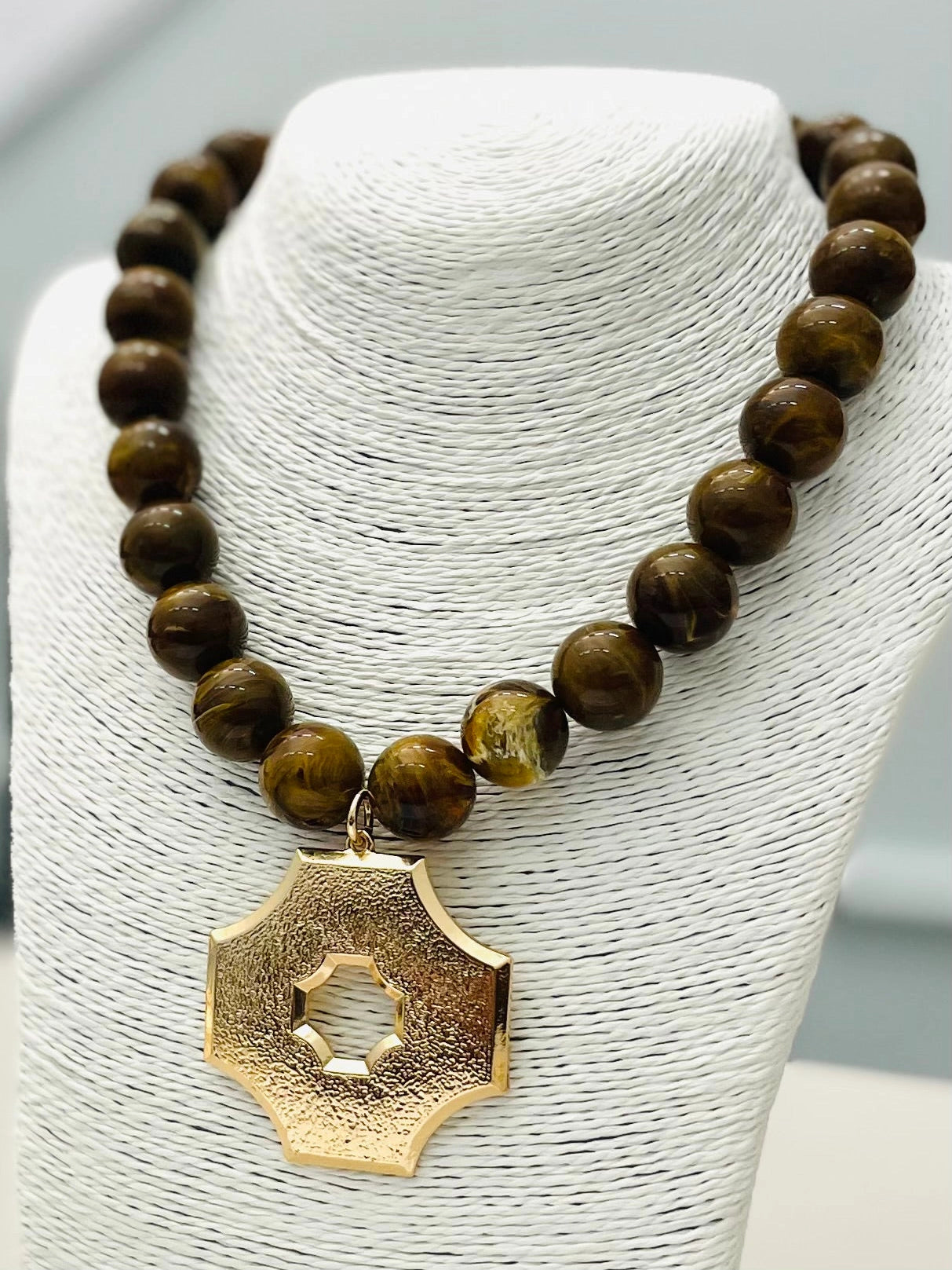 Chic Pendant Beaded Necklace in Marble Brown