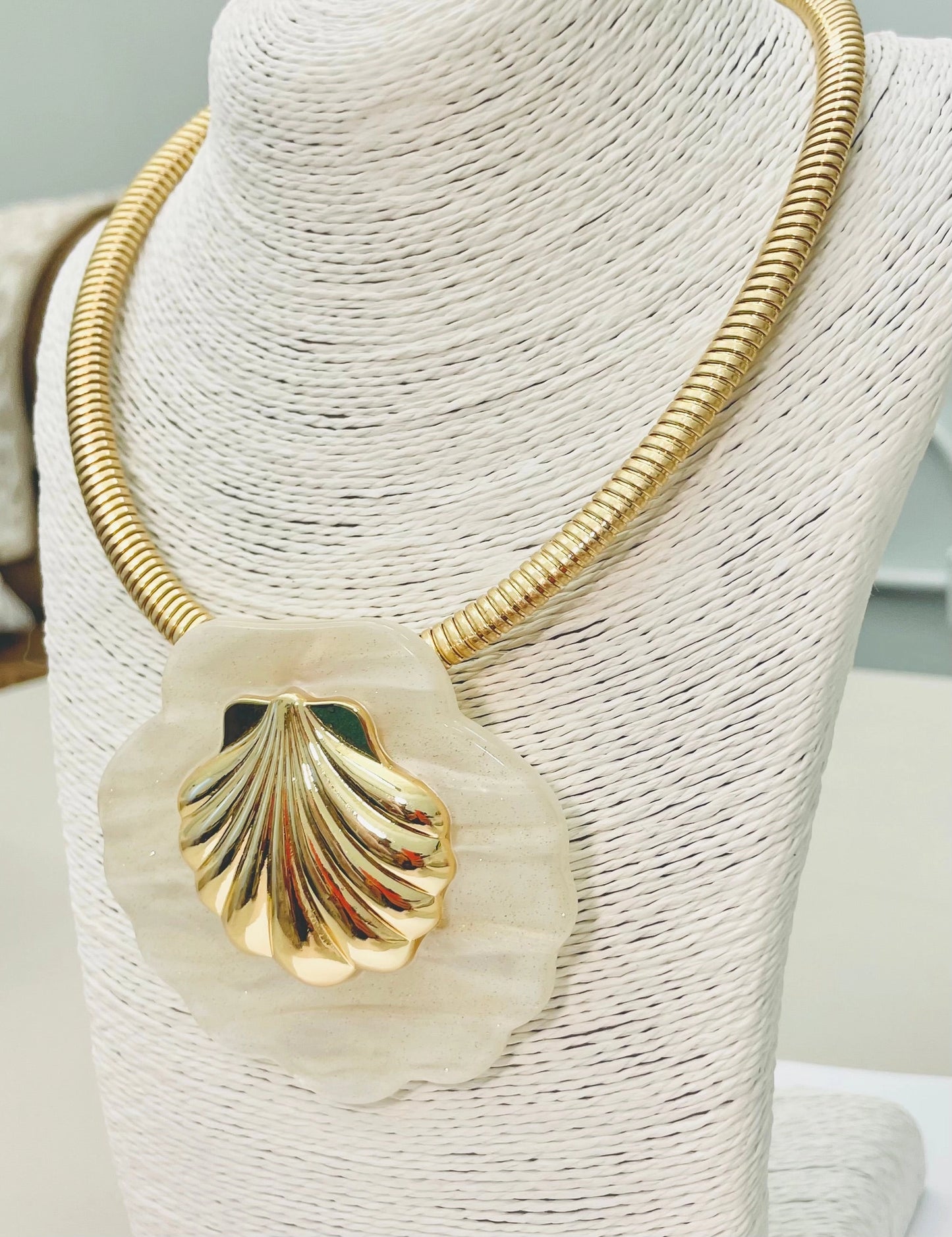 Chic White/Gold Shell Collared Necklace