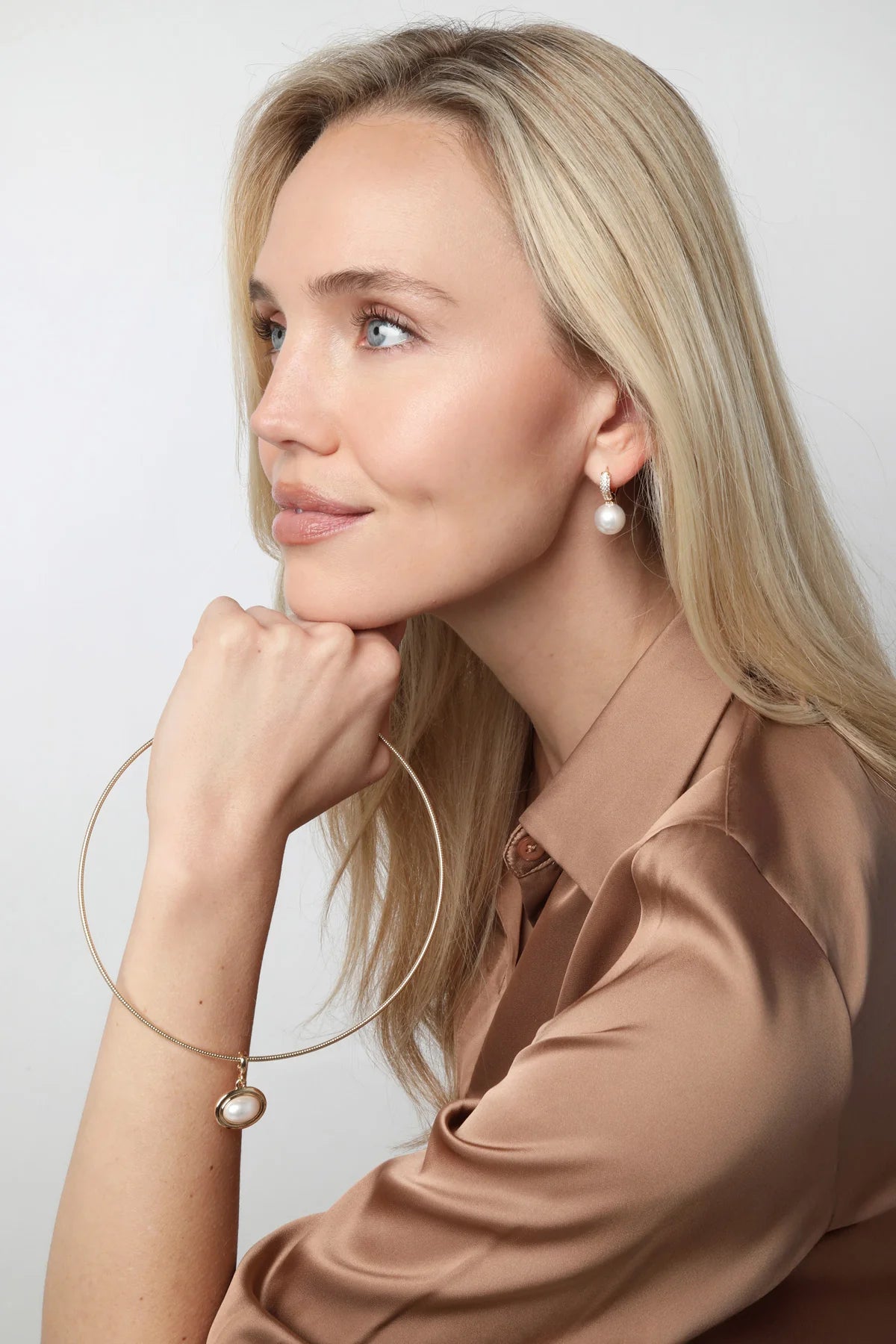 Pearl Cabochon Skinny Collar Necklace in Ivory